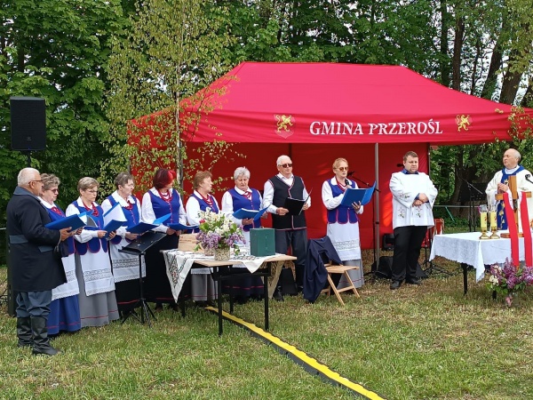 XX Gminno-Powiatowe Spotkania Zespołów Ludowych Suwalszczyzny Śpiewajacych Majowe Pieśni Religijne "Chwalcie Łąki Umajone"